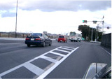 2：三叉路を道なりに右に進むと片側二車線の道になり、1.5kmほど直進します。
